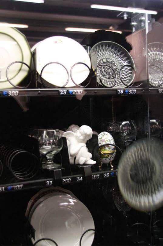 potret hal kocak terjadi di sekitar vending machine (reddit.com/user/bongobatisdead)