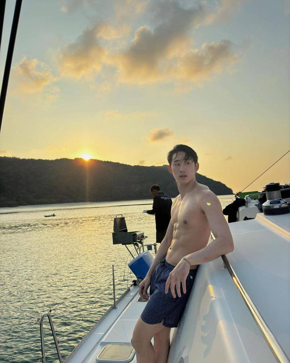 potret outfit pantai ala Supha Sangaworawong (instagram.com/est_rvp)