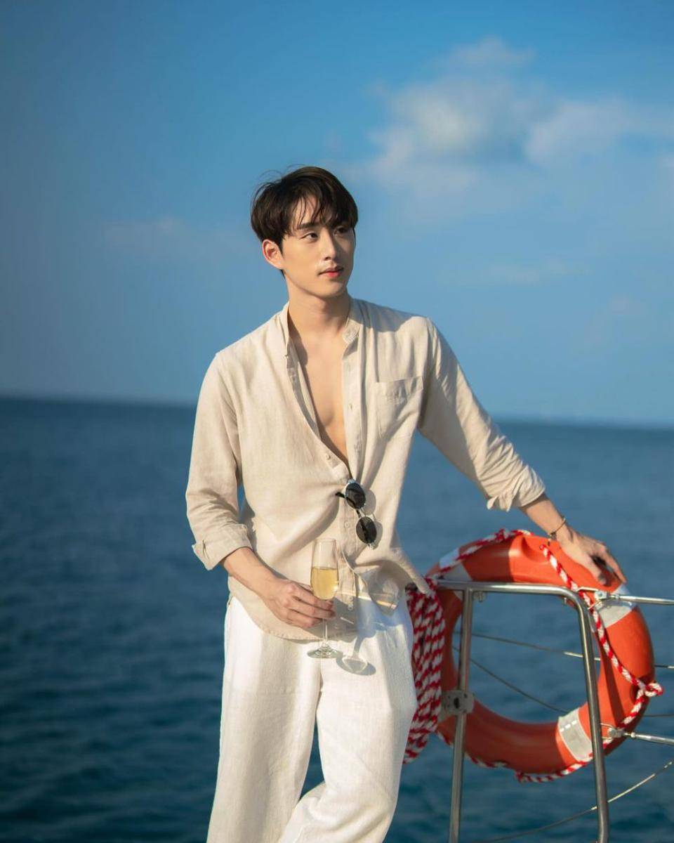 potret outfit pantai ala Supha Sangaworawong (instagram.com/est_rvp)