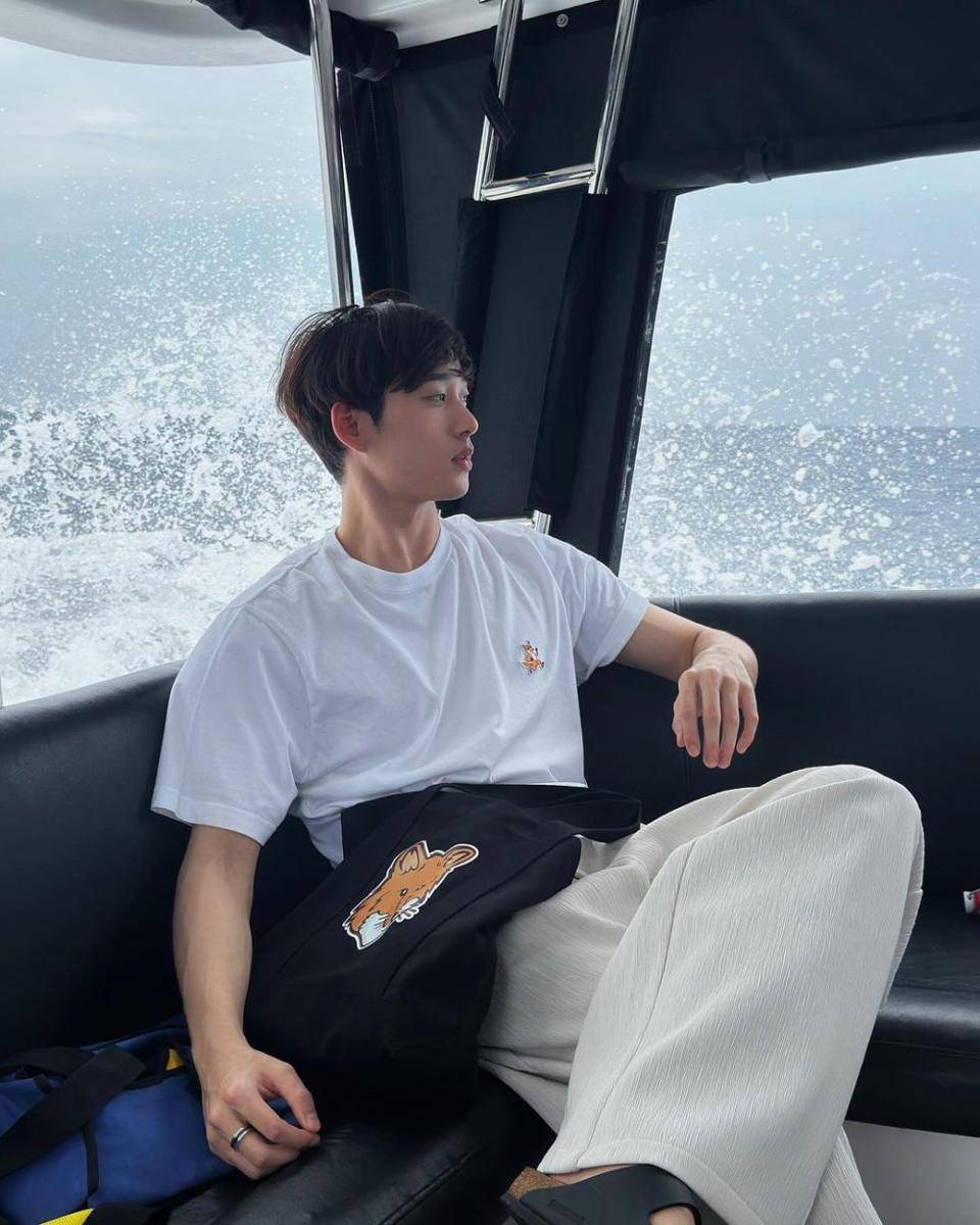 potret outfit pantai ala Supha Sangaworawong (instagram.com/est_rvp)