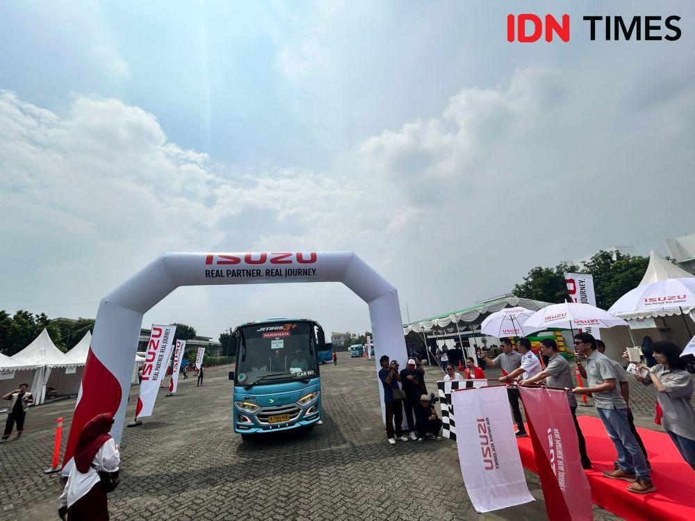 Mudik Gratis Isuzu Berangkatkan Lebih dari 50 Keluarga Pulang Kampung