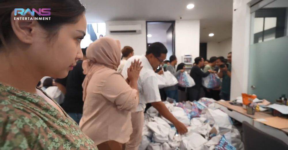 potret Nagita Slavina bagi-bagi hampers untuk karyawan (youtube.com/ransentertainment)
