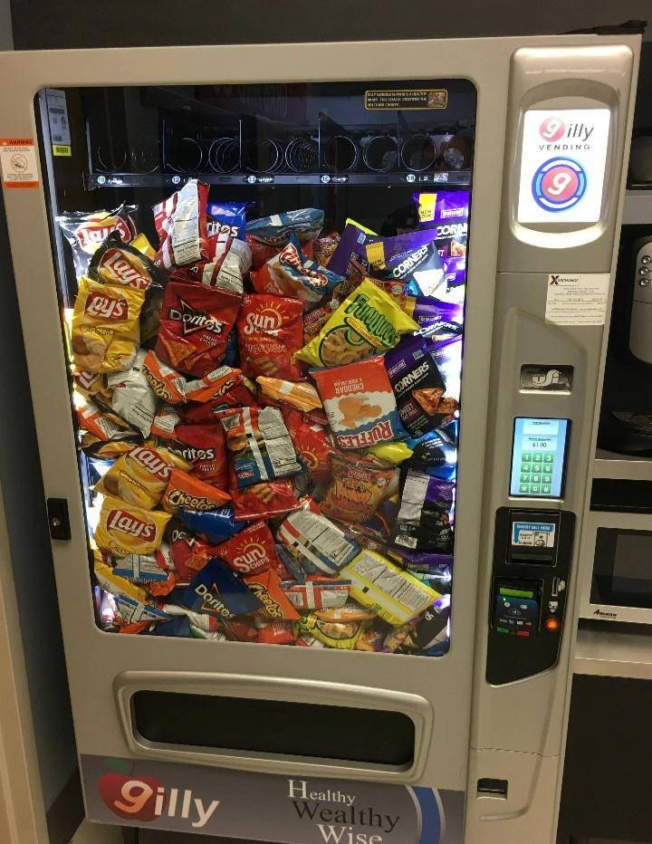 potret hal kocak terjadi di sekitar vending machine (reddit.com/user/BirdmaskDude)