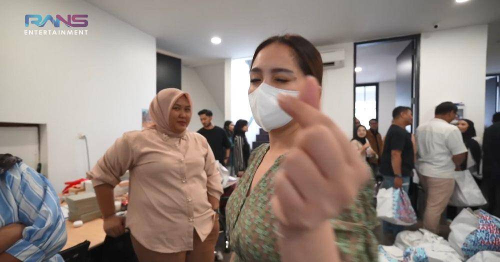 potret Nagita Slavina bagi-bagi hampers untuk karyawan (youtube.com/ransentertainment)