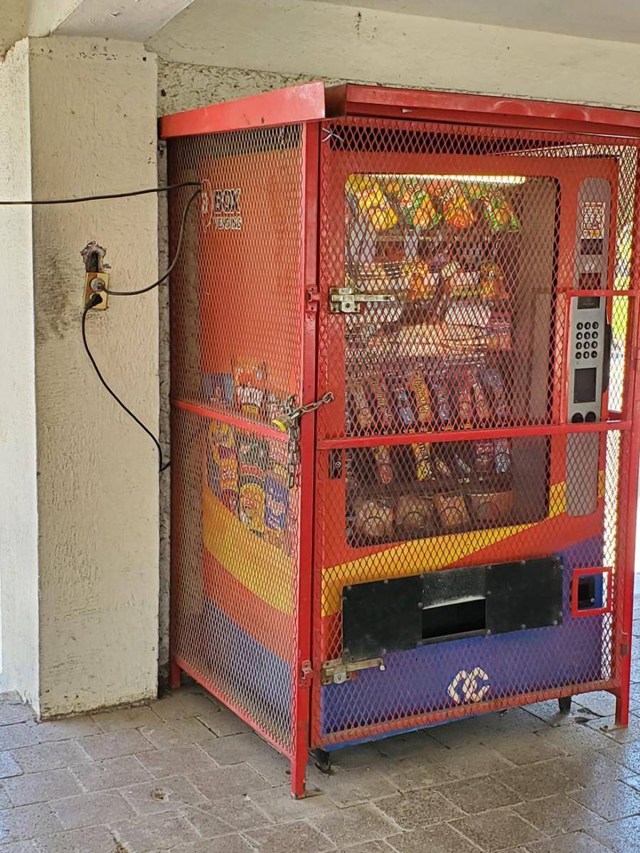 potret hal kocak terjadi di sekitar vending machine (reddit.com/user/Amirashika)