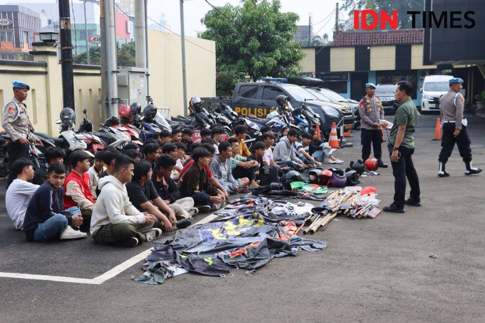 Polres Metro Depok mengamankan puluhan remaja yang terindikasi akan melakukan tawuran. (IDNTimes/Dicky)