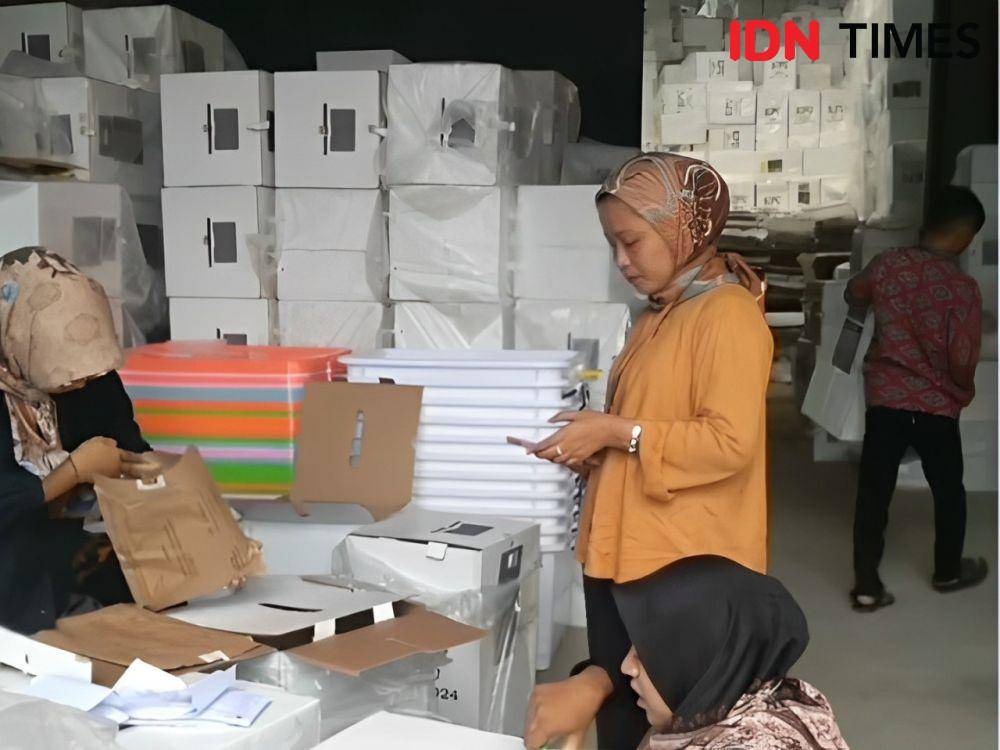 Proses pembukaan kotak suara oleh Bawaslu Banyumas.(IDN Times/Dok. Bawaslu Banyumas)