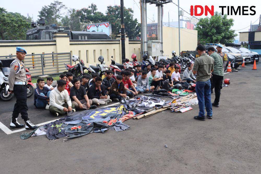 Polres Metro Depok mengamankan puluhan remaja yang terindikasi akan melakukan tawuran. (IDNTimes/Dicky)