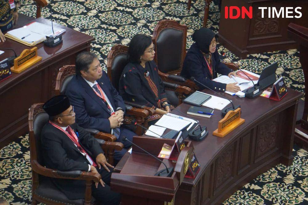 Empat Menteri Indonesia Maju; Sri Mulyani, Tri Rismaharini, Airlangga Hartarto, dan Muhadjir Effendy jadi saksi sidang PHPU di MK pada Jumat (5/4/2024). (IDN Times/Aryodamar)