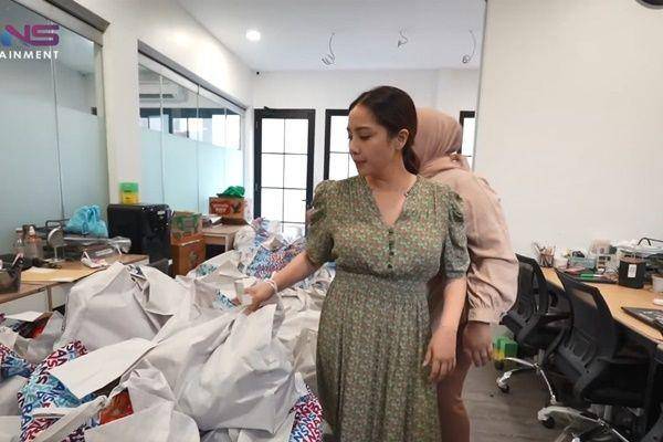 potret Nagita Slavina bagi-bagi hampers untuk karyawan (youtube.com/ransentertainment)