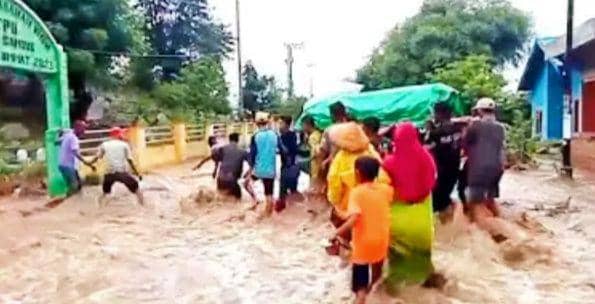 Viral! Warga Bima Terobos Banjir saat Gotong Jenazah ke Kuburan