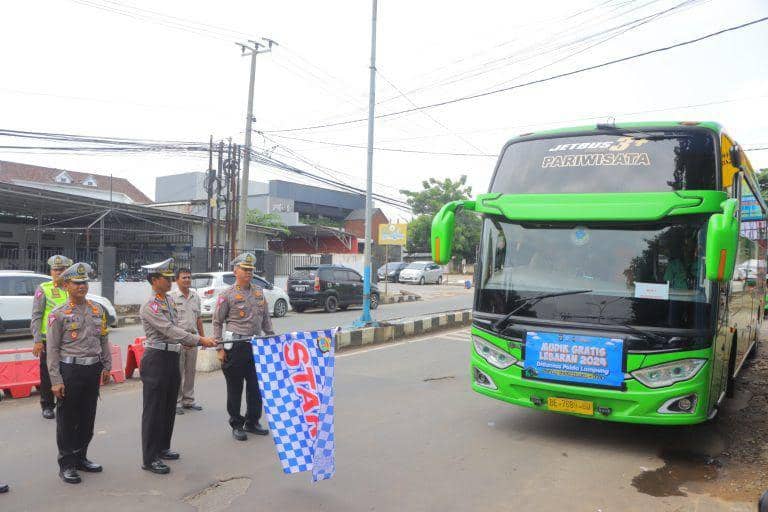 Ratusan Pemudik Diberangkatkan Polda Lampung Mudik Gratis 2024