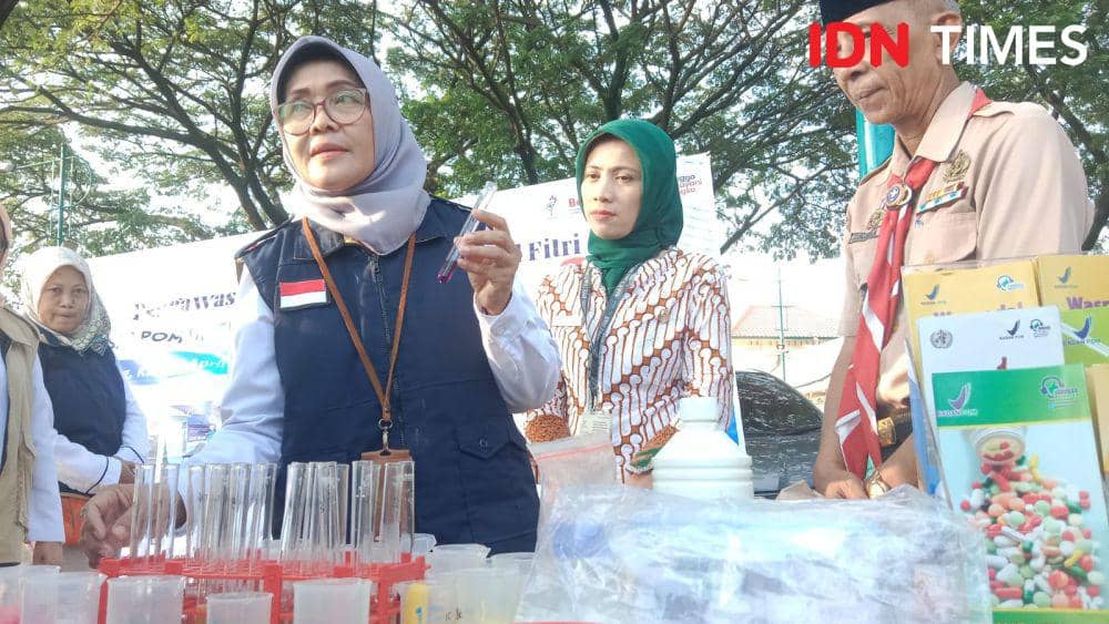 Petugas BPOM memeriksa satu persatu makanan takjil yang dijual di sekitar MAJT. (IDN Times/Fariz Fardianto)