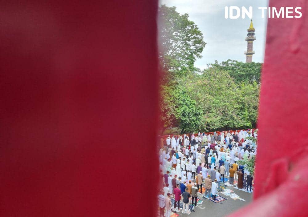 Ilustrasi pelaksanaan salat Id di kawasan Jembatan Ampera (IDN Times/Rangga Erfizal)