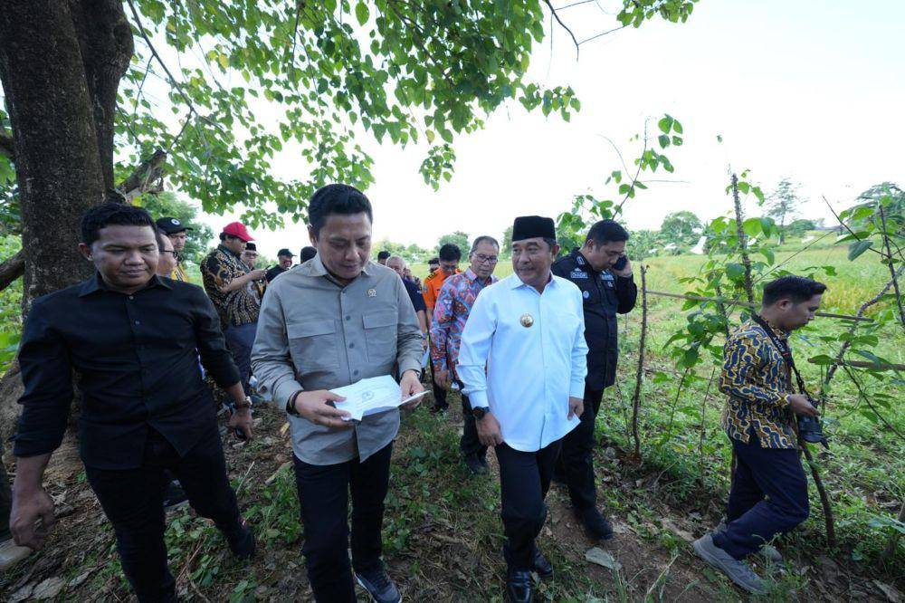 Wakil Ketua Komisi V DPR RI, Andi Iwan Darmawan Aras didampingi Pj Gubernur Sulawesi Selatan Bahtiar Baharuddin meninjau lahan untuk pembangunan stadion di Sudiang, Makassar, Jumat (5/4/2024). Dok. Humas Pemprov Sulsel
