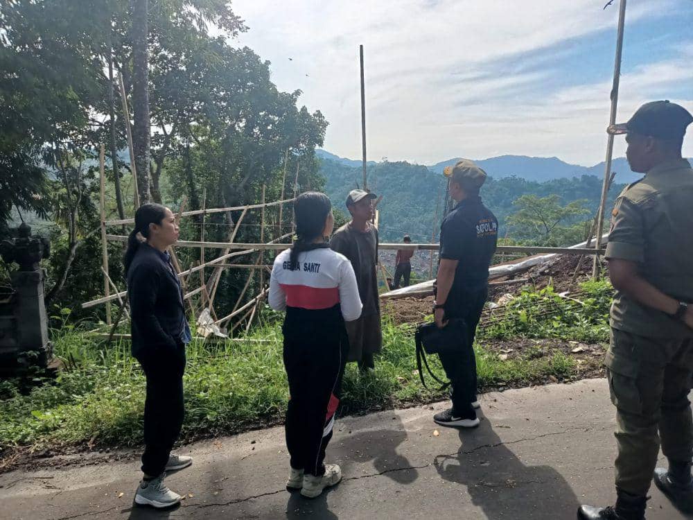 Satpol PP Klungkung hentikan pembangunan villa tidak berizin di Desa Timuhun. (Dok. IDN Times/Satpol PP Klungkung)