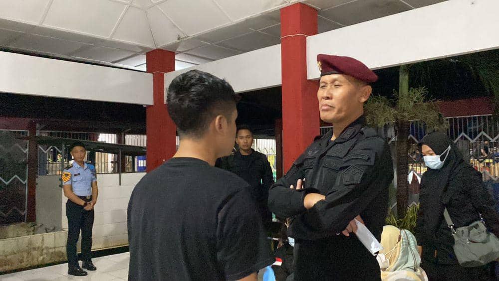 Kadivpas Kemenkumham Jateng Kadiyono mengecek narapidana yang jadi sasaran razia. (IDN Times/Fariz Fardianto)
