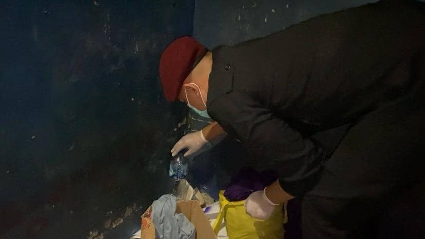 Petugas gabungan menemukan HP dan pisau rakitan. (IDN Times/Dok Humas Lapas Kedungpane Semarang)