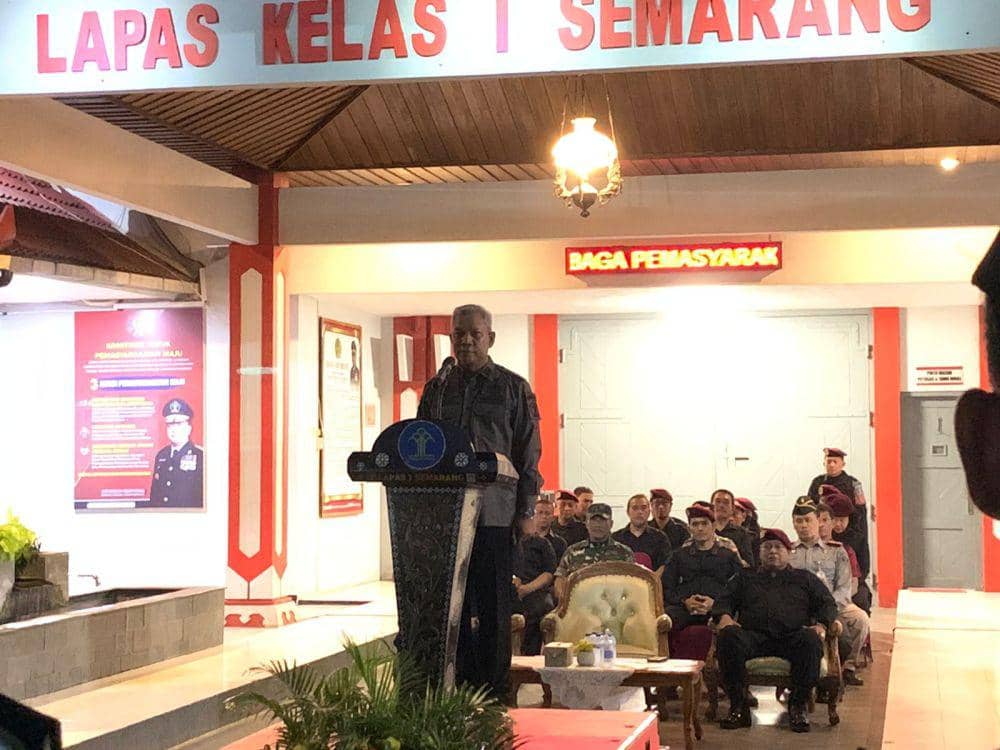 Kakanwil Kemenkumham Jateng Tejo Harwanto memberi pengarahan khusus ke petugas yang akan merazia kamar narapidana. (IDN Times/Dok Humas Lapas Kedungpane)