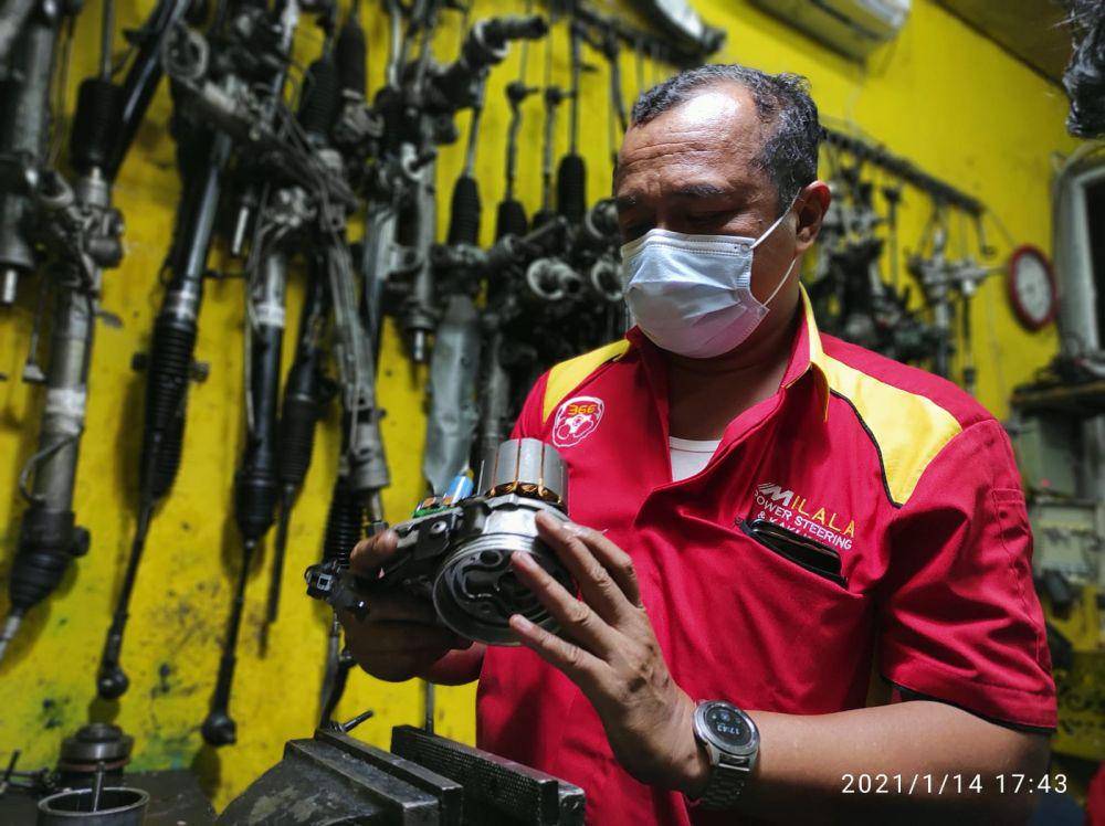 Ilustrasi mekanik sedang mengecek komponen kaki kaki mobil (Milala Auto Service)