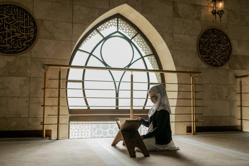 ilustrasi membaca Al Quran (pexels.com/Alena Darmel)