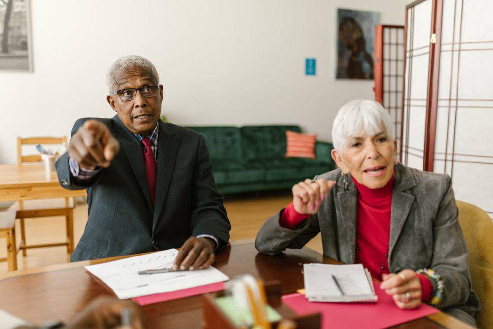 ilustrasi senior di kantor (pexels.com/RDNE Stock project)