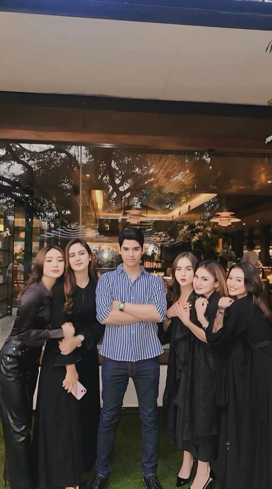 potret Al Ghazali dikelilingi pemeran wanita serial Little Mom (instagram.com/elinaaaaajoerg)