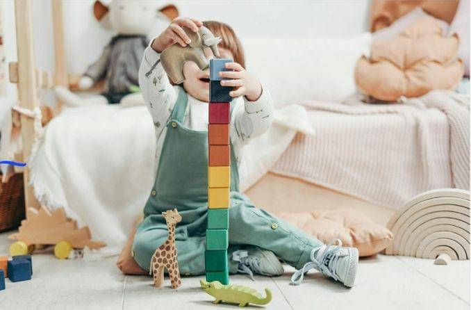 Ilustrasi anak kecil bermain balok (pexels.com/cottonbro studio)