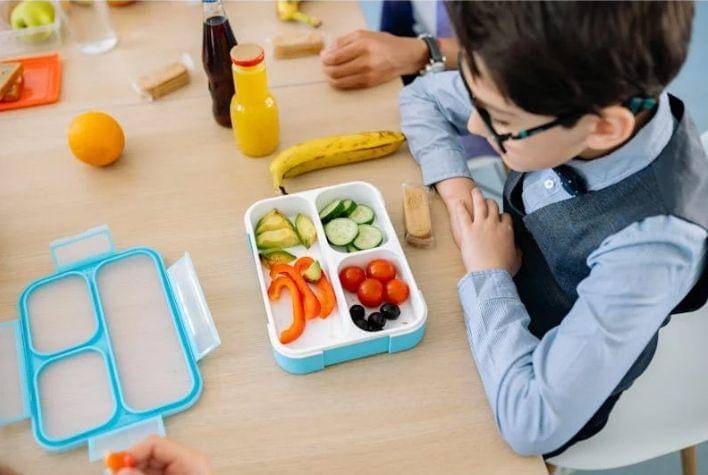 Ilustrasi anak makan bekal (pexels.com/Yan Krukau)