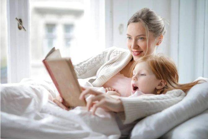 Ilustrasi membaca buku cerita (pexels.com/Andrea Piacquadio)