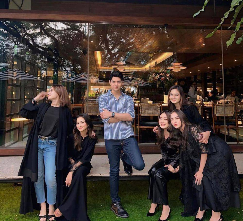 potret Al Ghazali dikelilingi pemeran wanita serial Little Mom (instagram.com/alghazali7)