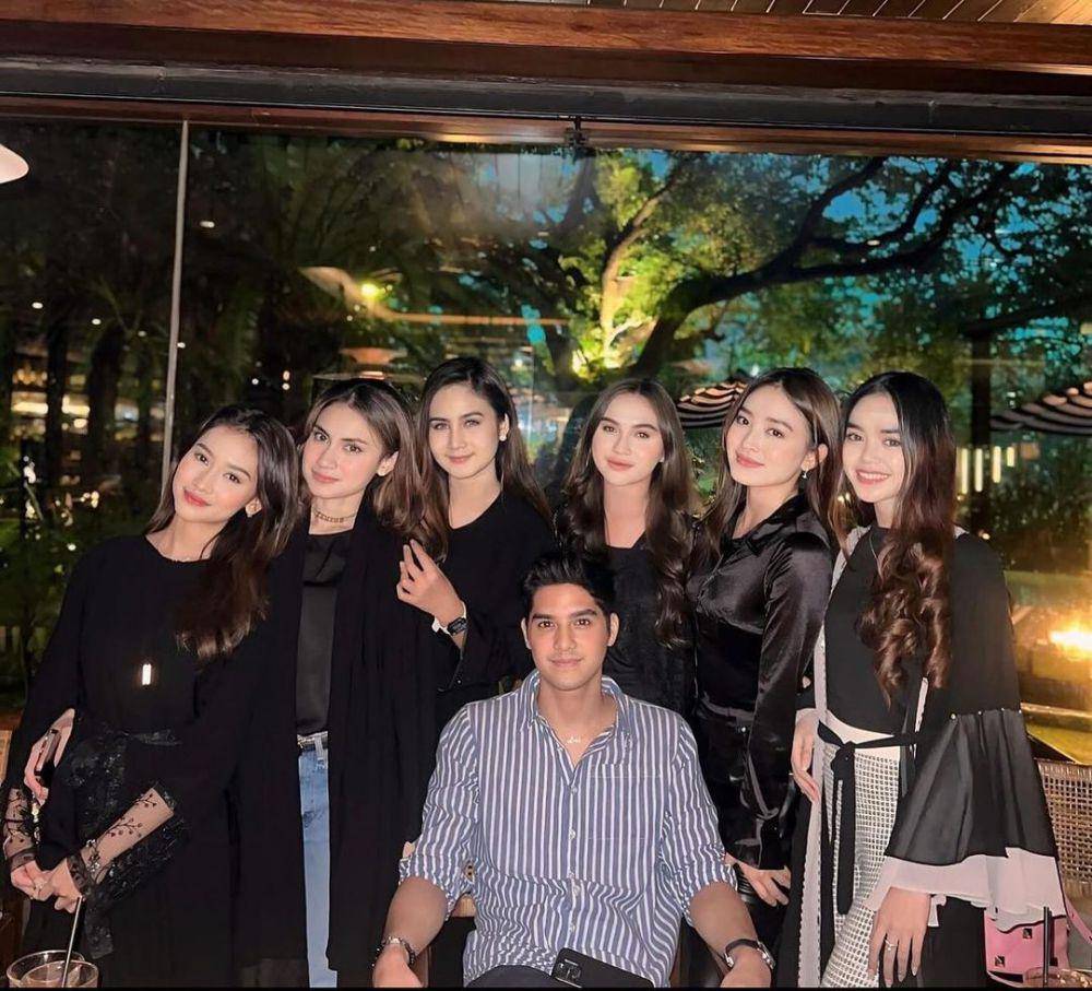 potret Al Ghazali dikelilingi pemeran wanita serial Little Mom (instagram.com/alghazali7)