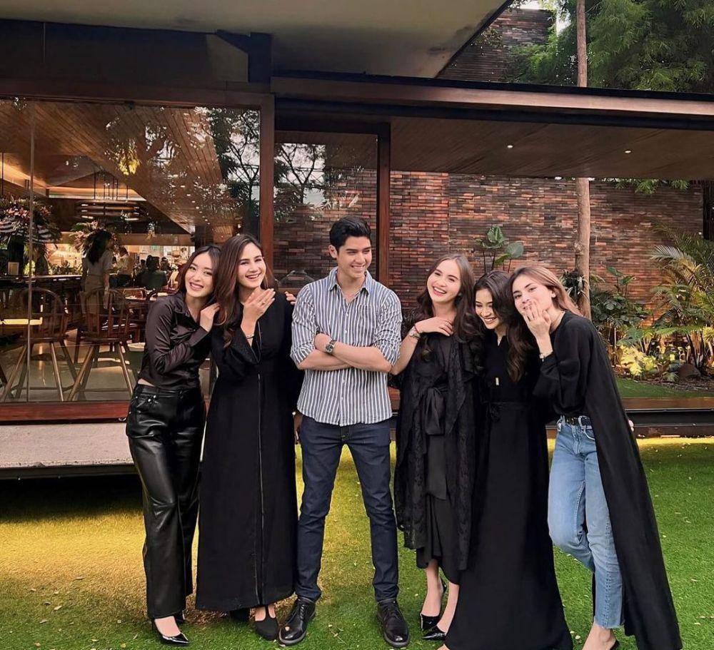 potret Al Ghazali dikelilingi pemeran wanita serial Little Mom (instagram.com/alghazali7)