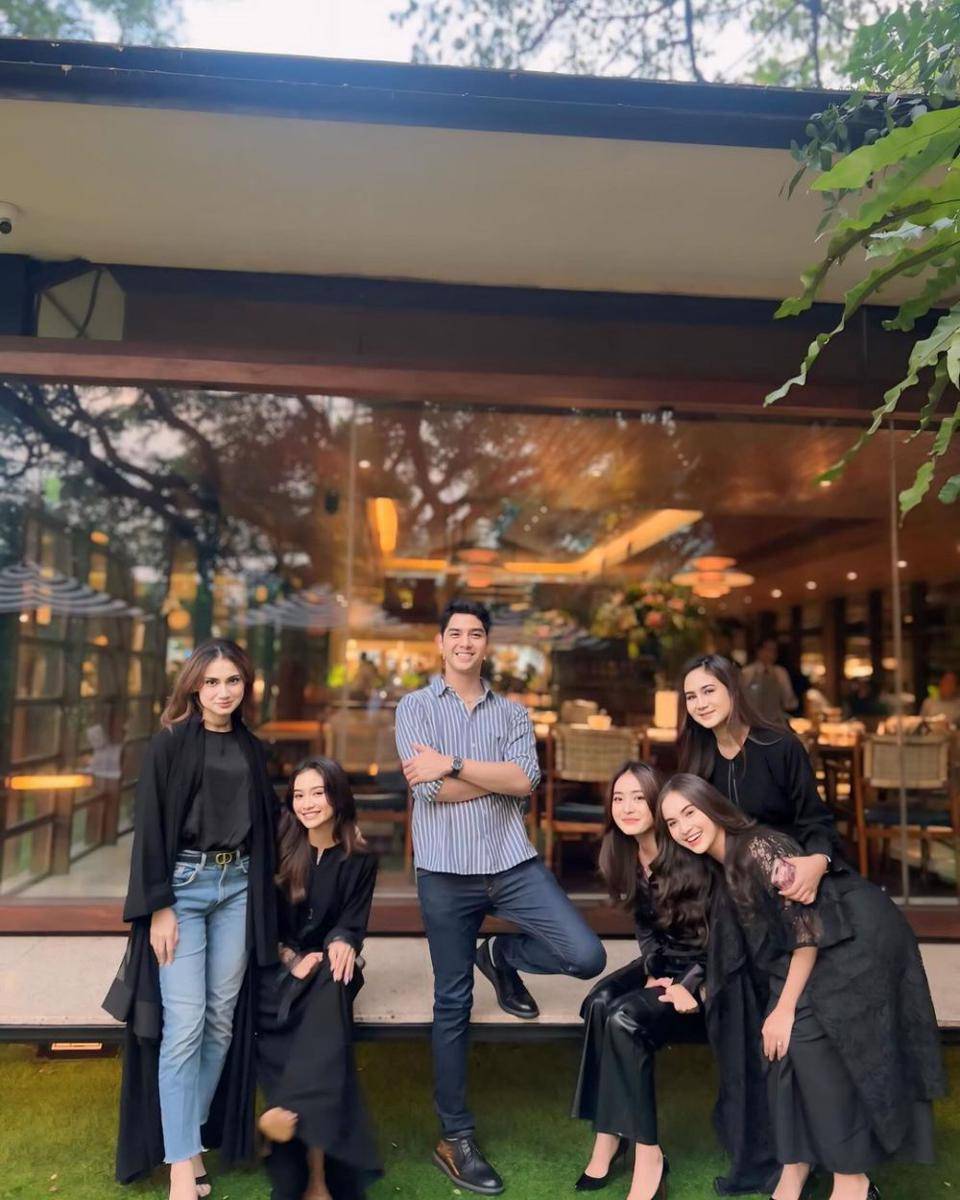 potret Al Ghazali dikelilingi pemeran wanita serial Little Mom (instagram.com/elinaaaaajoerg)