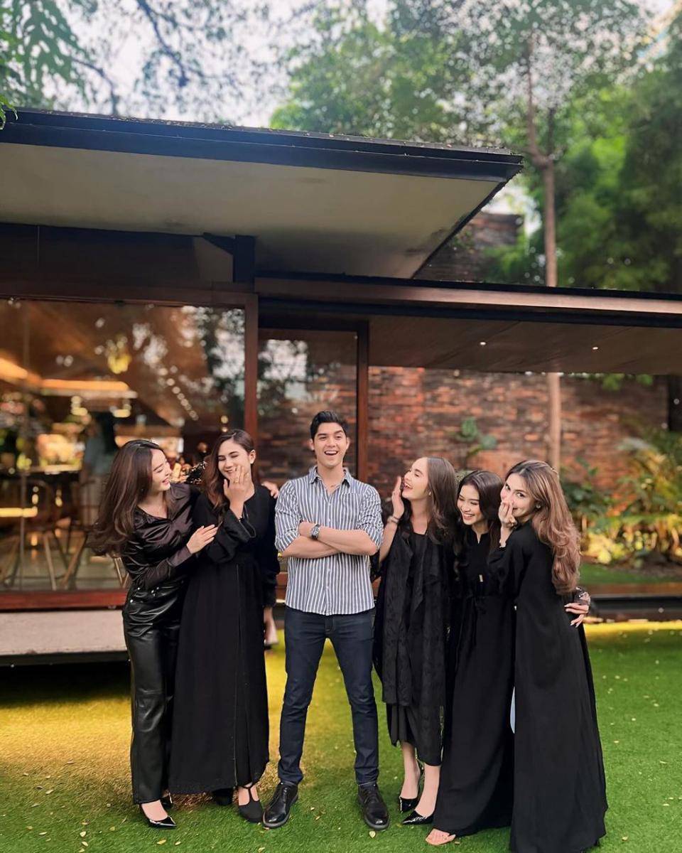 potret Al Ghazali dikelilingi pemeran wanita serial Little Mom (instagram.com/elinaaaaajoerg)