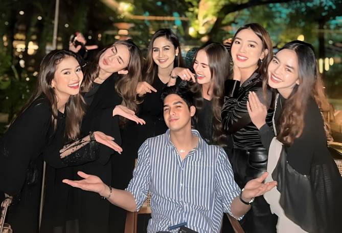 potret Al Ghazali dikelilingi pemeran wanita serial Little Mom (instagram.com/elinaaaaajoerg)