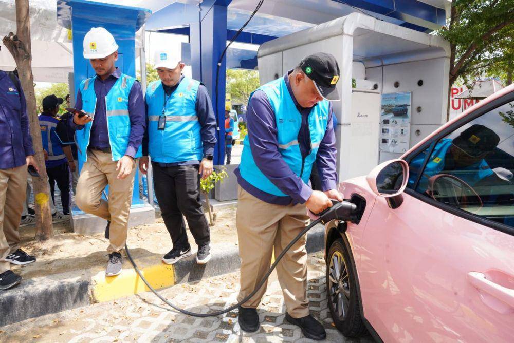 PLN UID Jateng dan DI Yogyakarta melakukan pengecekan Stasiun Pengisian Kendaraan Listrik Umum (SPKLU) baik di ruas tol ataupun non tol jelang arus mudik Lebaran 2024. (dok. PLN)