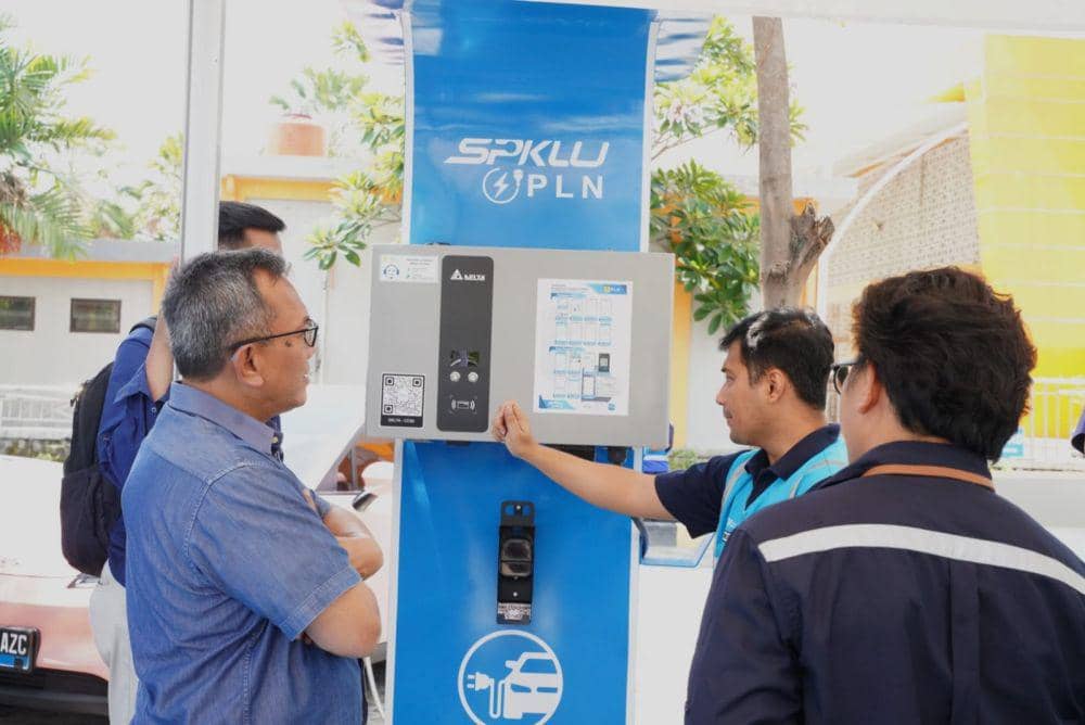 PLN UID Jateng dan DI Yogyakarta melakukan pengecekan Stasiun Pengisian Kendaraan Listrik Umum (SPKLU) baik di ruas tol ataupun non tol jelang arus mudik Lebaran 2024. (dok. PLN)