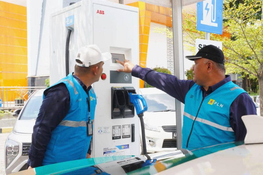 PLN UID Jateng dan DI Yogyakarta melakukan pengecekan Stasiun Pengisian Kendaraan Listrik Umum (SPKLU) baik di ruas tol ataupun non tol jelang arus mudik Lebaran 2024. (dok. PLN)