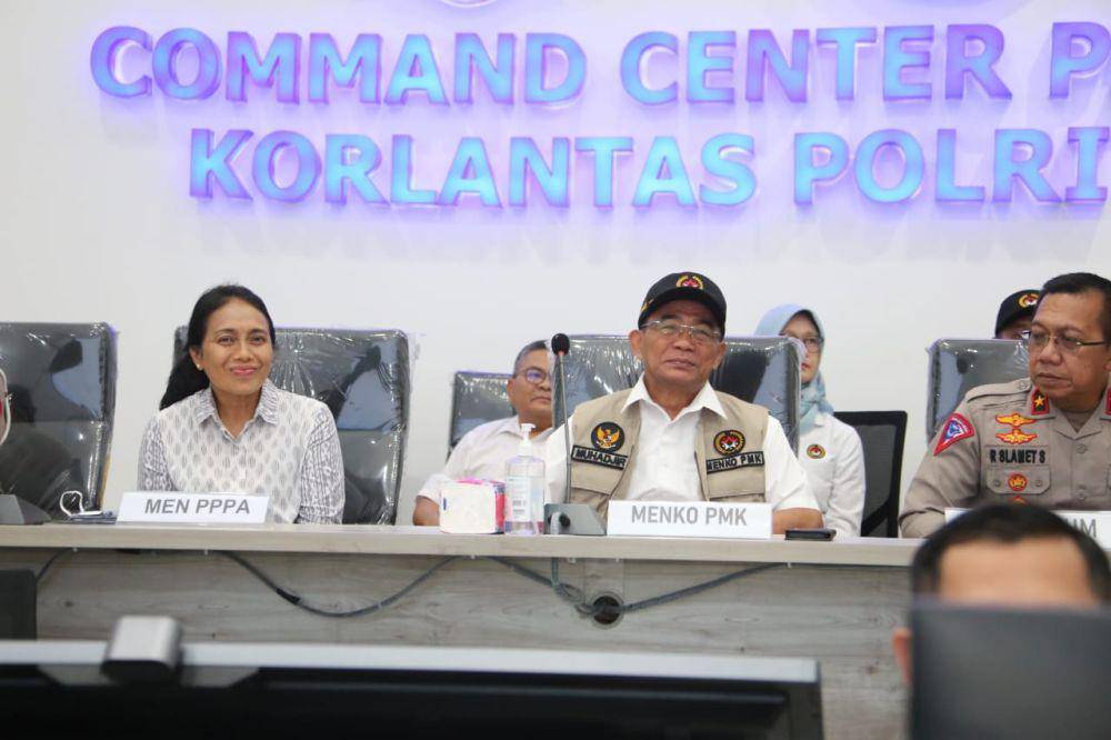 Menko Muhadjir meninjau kesiapan mudik di Command Center PJR Korlantas Polri KM 29, Cikarang, Jawa Barat, Kamis (4/4/2024). (dok. Kemenko PMK)