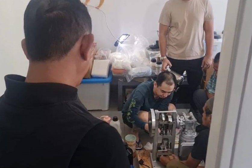 Bareskrim bongkar pabrik rumahan ekstasi di Perumahan Taman Sunter Agung, Tanjung Priok, Jakarta Utara. (dok. Dittipidnarkoba)