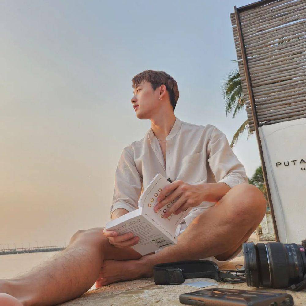 potret outfit pantai ala Supha Sangaworawong (instagram.com/est_rvp)