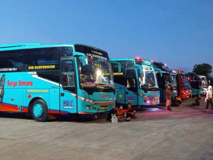 Kendaraan Bus, saat antre di lapangan parkir pelabuhan Kayangan (IDN Times/Istimewa)