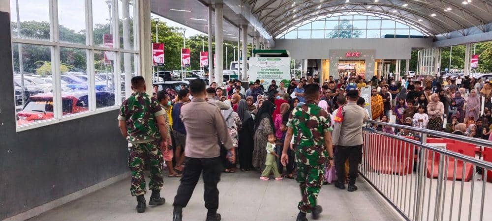 Polisi dan TNI melakukan pengamanan di tempat menunggu penumpang di Bandara Lombok. (dok. Istimewa)