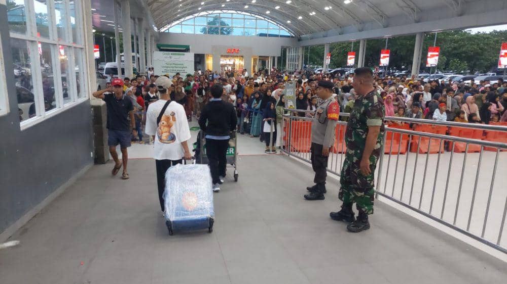 Aparat kepolisian dan TNI berjaga di tempat kedatangan penumpang Bandara Lombok. (dok. Istimewa)