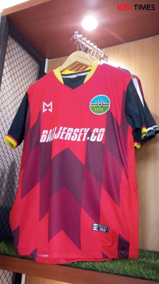 Jersey Timnas Sepakbola Timor Leste yang dibuat Emje Apparel. (IDN Times/Muhammad Nasir)