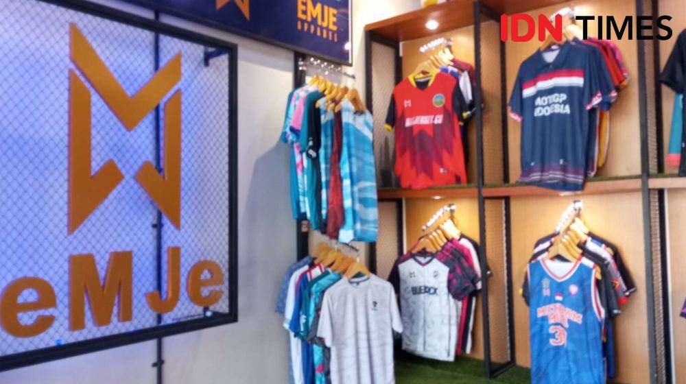 Berbagai jersey yang dihasilkan Emje Apparel Lombok. (IDN Times/Muhammad Nasir)