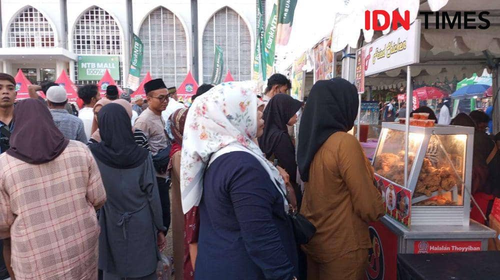 Pengunjung memadati stand makanan di event Pesona Khazanah Ramadan 2024. (IDN Times/Muhammad Nasir)