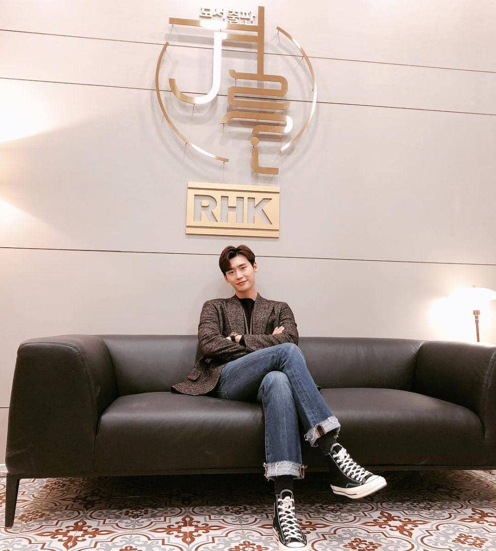 mix and match blazer ala Lee Jong Suk (instagram.com/jongsuk0206)