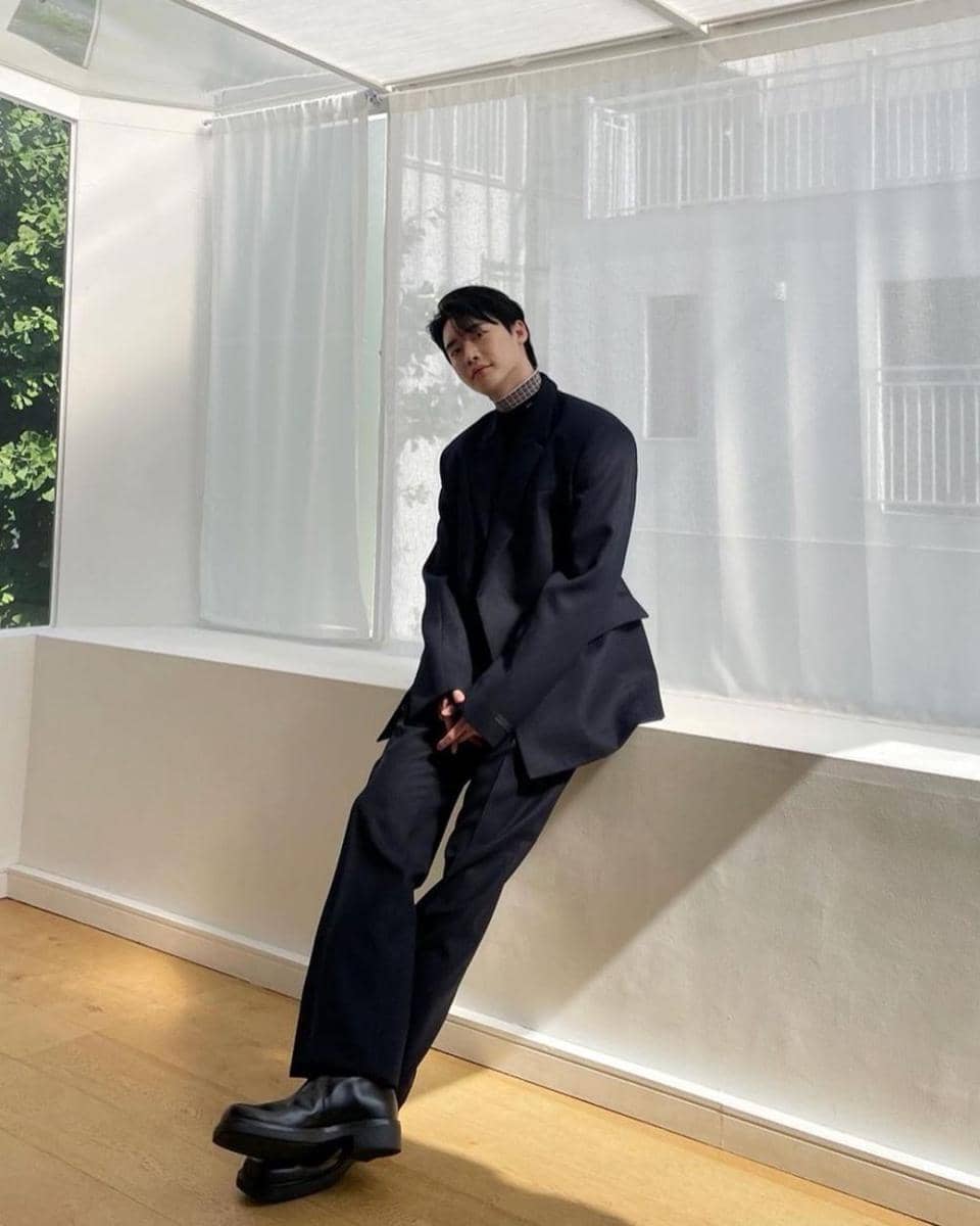 mix and match blazer ala Lee Jong Suk (instagram.com/jongsuk0206)